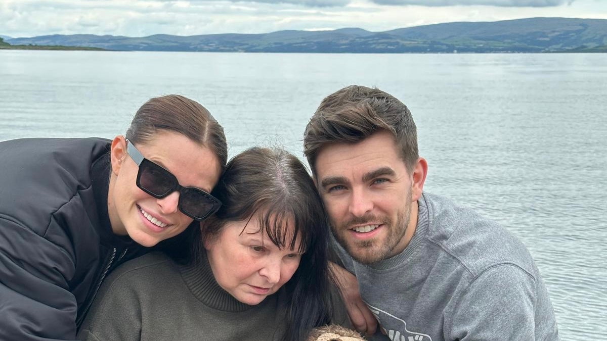 SmileyNews's tweet photo. @graemes91 didn’t get popular on TikTok through pranks or lip-syncing videos, but by documenting his family’s journey with Alzheimer’s.

You can read our interview with Graeme here 🔽

https://t.co/zfS0ABNuVE https://t.co/CJFPhtWMmU