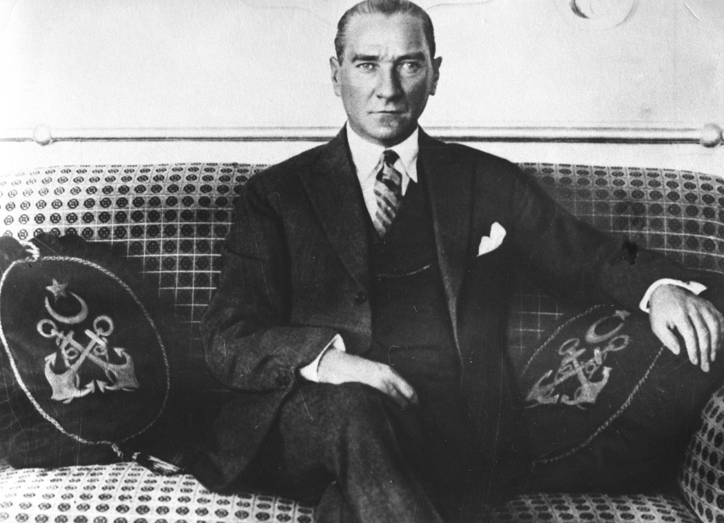 Yarın sadece "Bedenen" aramızdan ayrılan Mustafa Kemal Atatürk'ün, aramızdan ayrılışının 85. yılı.

Hasret ve özlemle.. 🇹🇷