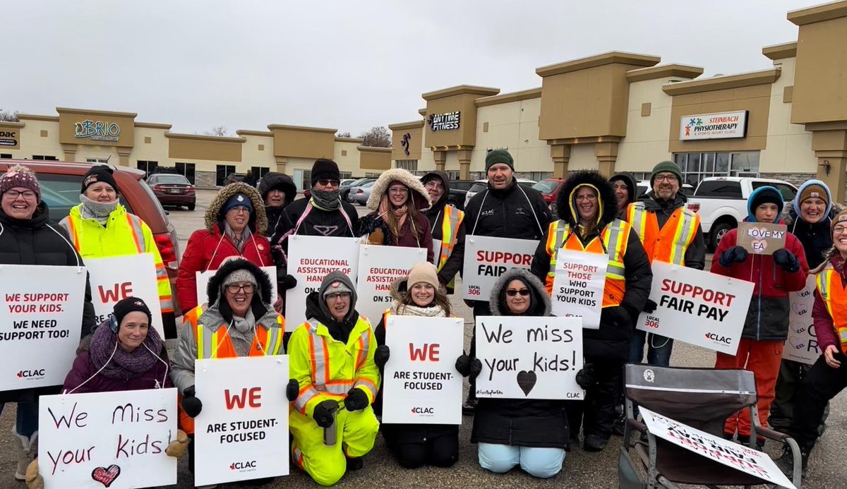 clacunion's tweet photo. Yesterday, @HanoverSD EAs, friends, family, community members, and CLAC staff (includ. Exec. Dir. Wayne Prins) from all over the country descended on K.R. Barkman Park to rally. πͺ Keep it up!
#SteinbachMB #clacunion #educationalassistants #strike #FairPayForEAs https://t.co/9fnQEyfkH0