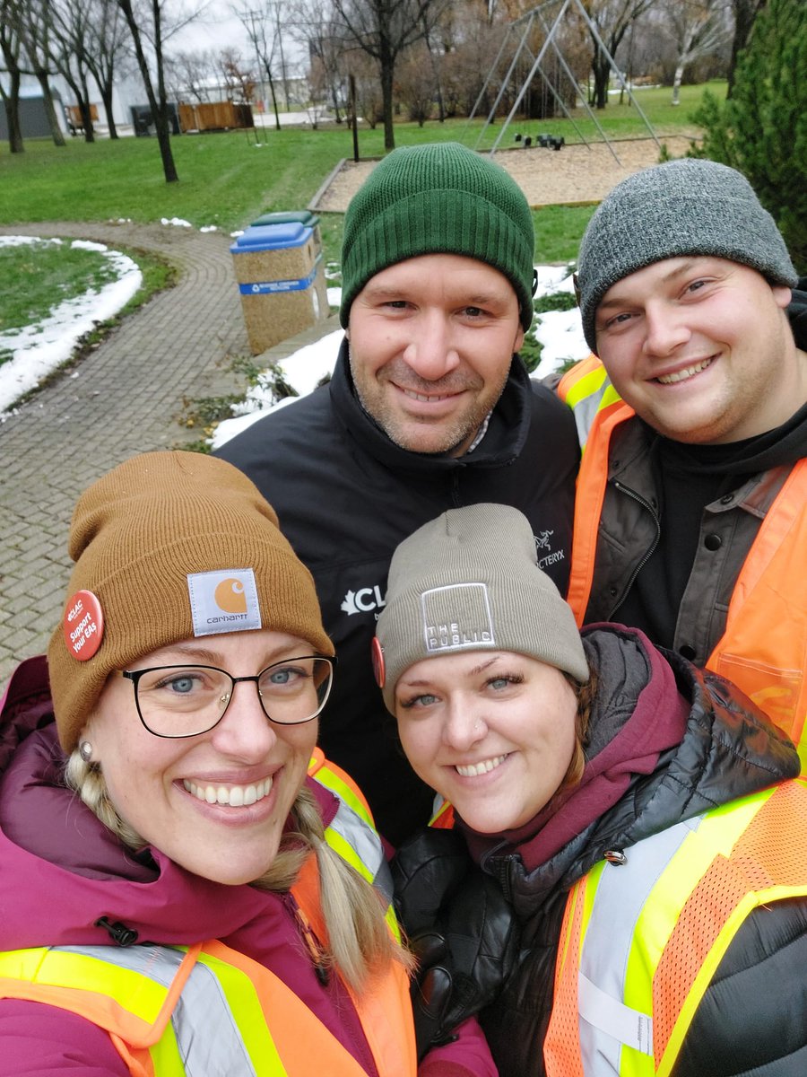 clacunion's tweet photo. Yesterday, @HanoverSD EAs, friends, family, community members, and CLAC staff (includ. Exec. Dir. Wayne Prins) from all over the country descended on K.R. Barkman Park to rally. πͺ Keep it up!
#SteinbachMB #clacunion #educationalassistants #strike #FairPayForEAs https://t.co/9fnQEyfkH0
