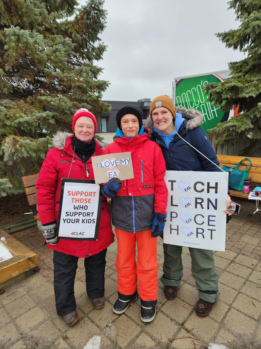 clacunion's tweet photo. Yesterday, @HanoverSD EAs, friends, family, community members, and CLAC staff (includ. Exec. Dir. Wayne Prins) from all over the country descended on K.R. Barkman Park to rally. πͺ Keep it up!
#SteinbachMB #clacunion #educationalassistants #strike #FairPayForEAs https://t.co/9fnQEyfkH0