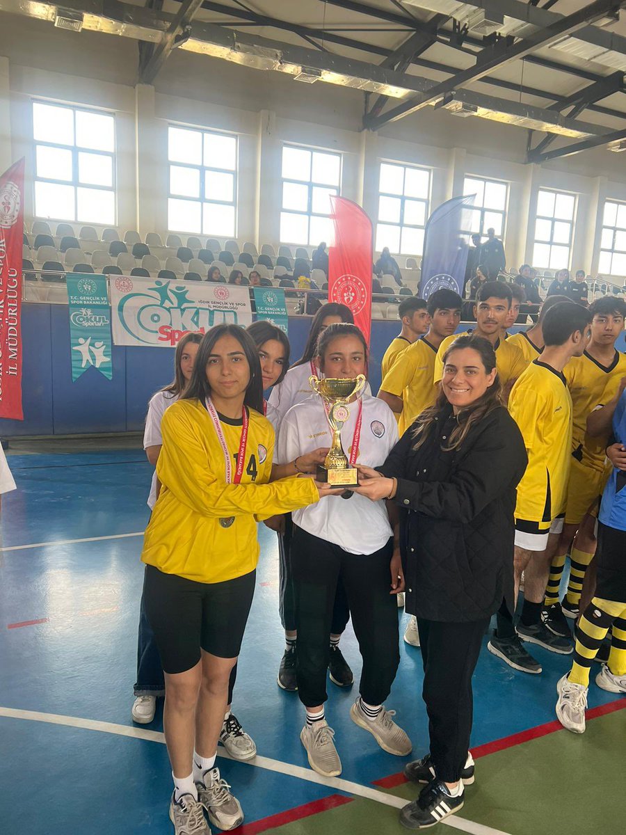 GSB_Igdir's tweet photo. Okul sporları gençler kız - erkek  Hentbol Turnuvası düzenlendi. Turnuvaya katılım sağlayan ve emeği geçen herkese teşekkür ederiz.🤾‍♀️ https://t.co/6mScLpHtAz