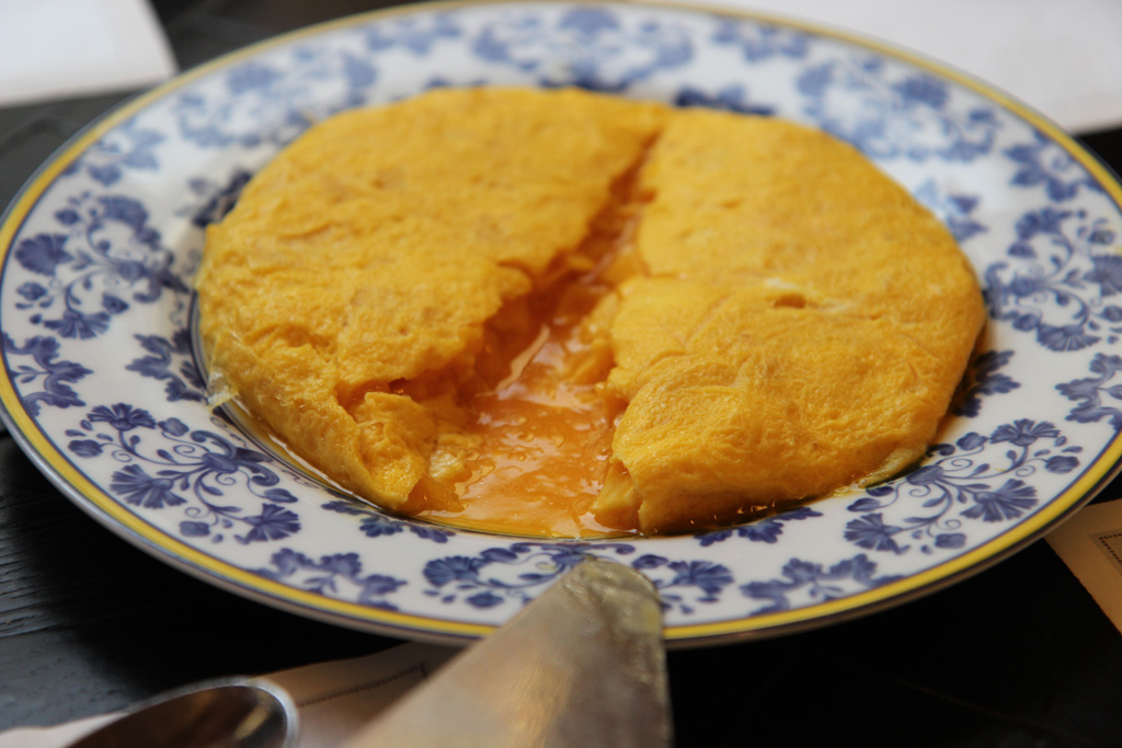TabernaPedraza's tweet photo. Como esta... más de 75.000 han salido exclusivamente de las manos de #CarmenCarro. Una a una, absolutamente TODAS las #TortillaDeBetanzos las hace ella. Tiene su mérito ¿Verdad? 😉

#TabernaPedraza #BuenasDecisiones #TortillaDePatatas #LaTortillaDeCarmen #RestaurantesMadrid https://t.co/Fq3bPHktcr