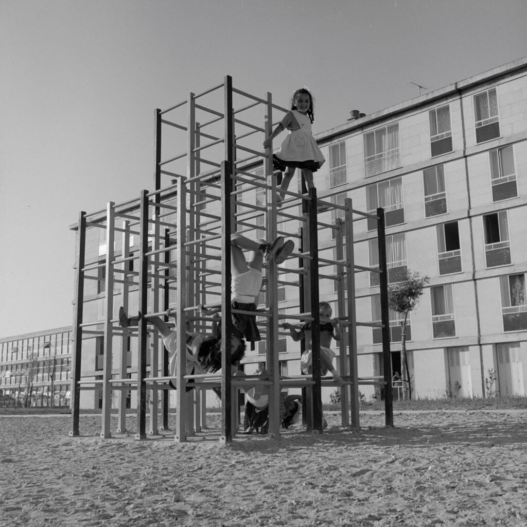 La banlieue des enfants. La place de l’enfant en banlieue, histoire et réflexions youtube.com/watch?v=lWTGpS… Un film réalisé par Cinéam pour la Maison de Banlieue et de l'Architecture maisondebanlieue.fr/la-banlieue-de…  Citoyens à part entière, les enfants jouissent de droits: au temps libre,