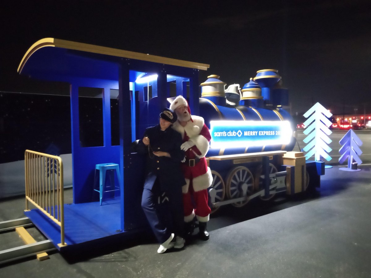 RoseAFtz's tweet photo. All aboard the Merry Express! 🚂
#allaboard #holidaycheer #spreadjoy #choochoo https://t.co/IQY5Zs7PZL