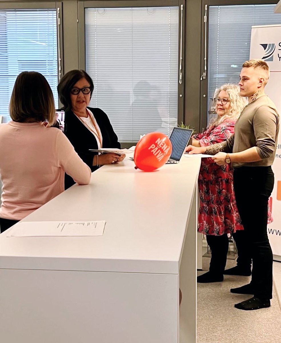 HeliKarna's tweet photo. Huikea ensimmäinen virtuaalimessupäivä takana! 😎 

Oli hienoa nähdä miten kuukausien työ konkretisoitui tapahtumaksi, jossa koko #syofamily oli #hyvällämeiningillä sitä toteuttamassa. 

Huomenna jatketaan messuedustajan hommissa 🤗

#osaaminenjahyväkiertämään @yrittajaopisto https://t.co/3oBpXHRTzm