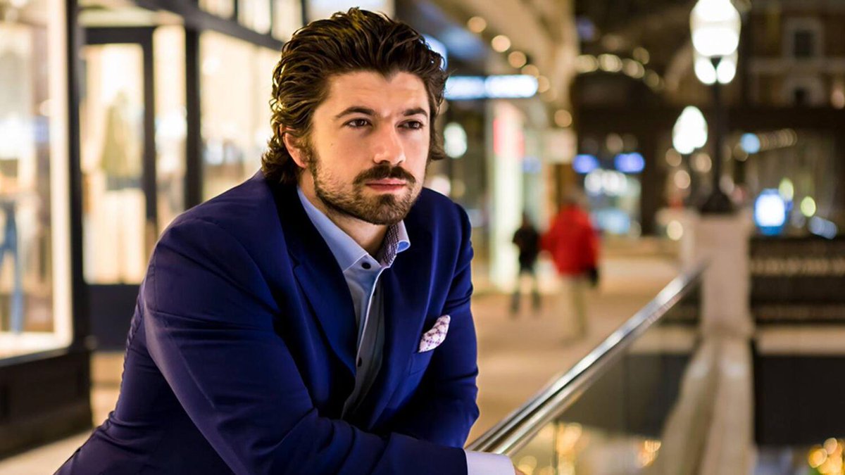 Alex Hormozi is going to be a billionaire by 2033.

He made $50M by selling his businesses and is now using video content to disrupt traditional private equity (his portfolio is already at $200M/year)

How he is using YouTube to become a billionaire right in front of your eyes 🧵