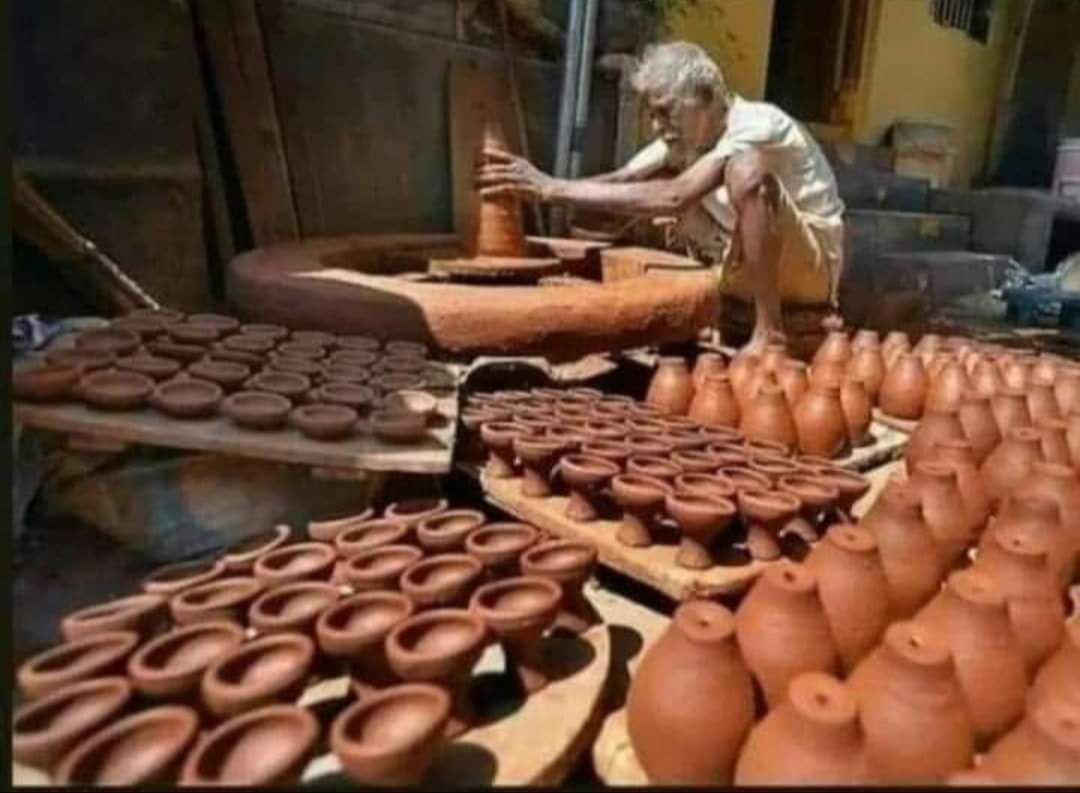 वो तो कोशिश कर रहे हैं कि हमारे घर दीपक जलें।
अब जिम्मेदारी हमारी भी है कि "दीपक" उनके घर भी जलें।
हस्त निर्मित देशी दीपकों का ही उपयोग करें 🪔🪔