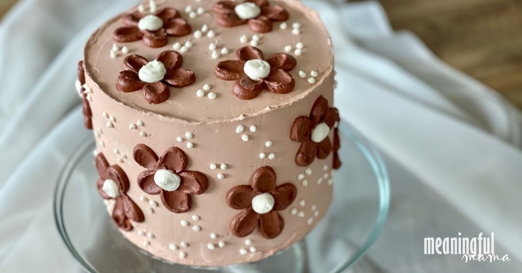 MeaningfulMamaJ's tweet image. Simple Daisy Birthday Cake: lttr.ai/AJmq2

#cakedecorating #cakes #CompleteTutorial