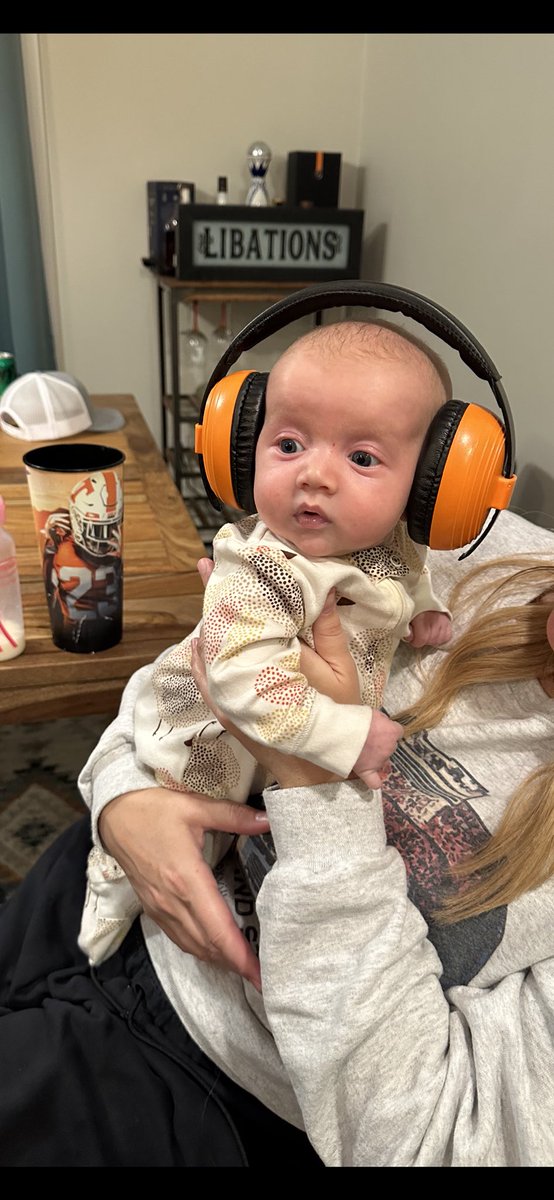 TNGAMEDAY's tweet photo. Getting ready to head to the airport.
Peyton is ready for her first TN GAME DAY!!!
#babyVOL
#tennesseevols https://t.co/RZOJ8xmVGJ