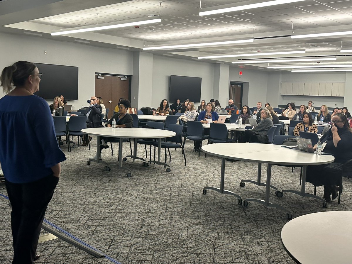 drcarter29's tweet photo. How to Survive and Thrive in HR by the famous @MelAnnDale @_IASPA_ HR Essentials! Absolutely phenomenal tools to add to our HR toolbox. Thank you! #ILHRLeaders https://t.co/yLqJIaTKbm