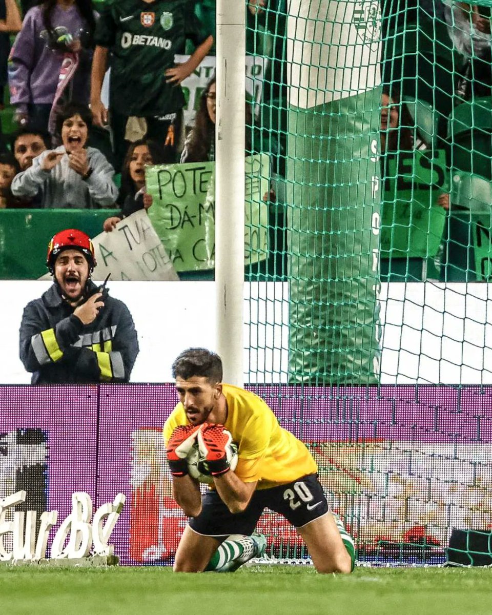 O nosso João Paulo Dias Fernandes completa hoje 31 anos. 🧏🏻‍♂️

⚽ 38 golos marcados
⛔ 0 golos sofridos

Parabéns, Paulinho 💚