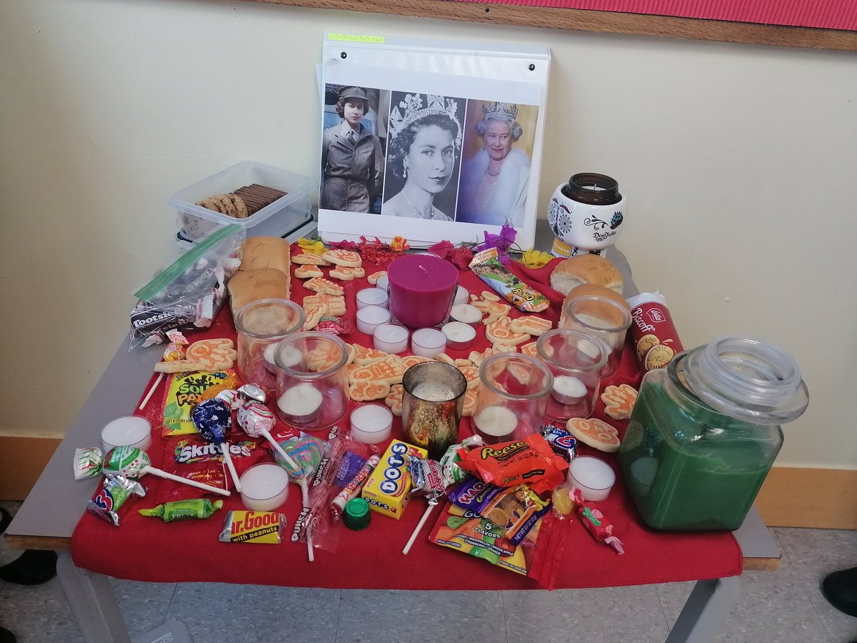 It's ofrenda-making competition time again 💀🇪🇸🎂