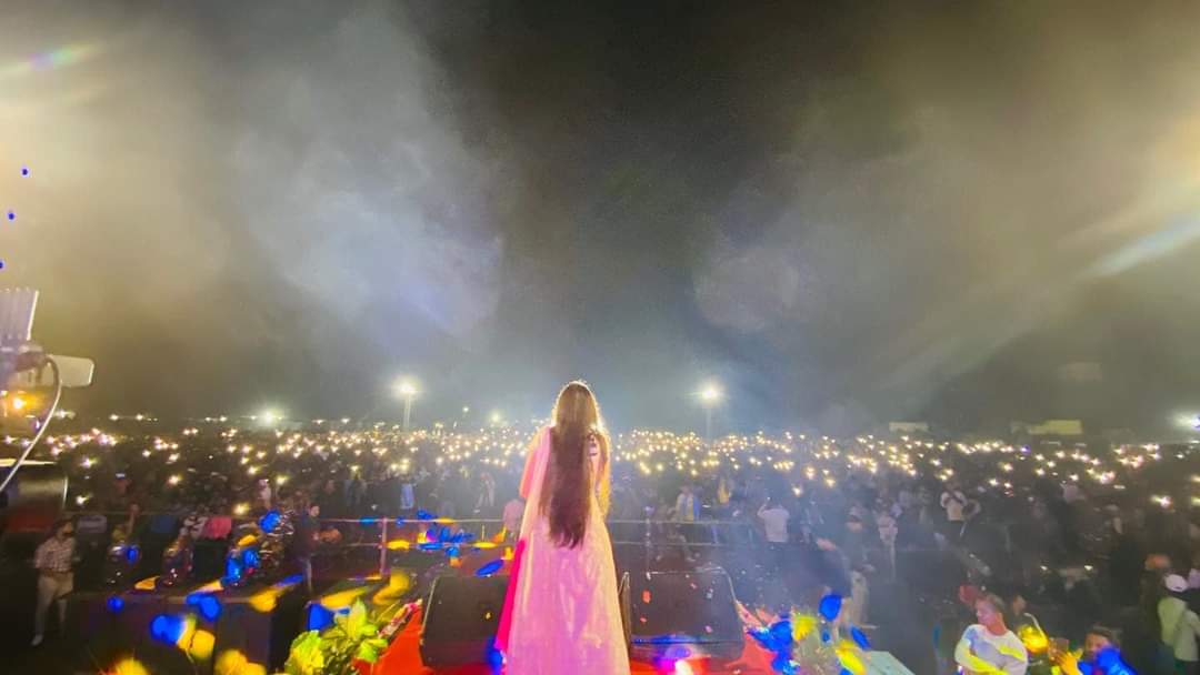Neelanjanaray1's tweet photo. Love and light ❤️✨
#thankful #assam #fakiragram_assam #team #music #nrlive https://t.co/PPUu9cpyY4