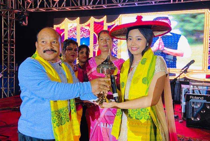 Neelanjanaray1's tweet photo. Love and light ❤️✨
#thankful #assam #fakiragram_assam #team #music #nrlive https://t.co/PPUu9cpyY4