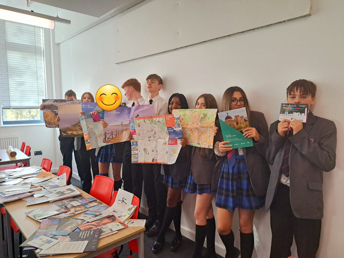 DeaneryLanguage's tweet image. Every pupil in Y10 Spanish wrote to tourist offices in Spanish to request materials to brighten up our classrooms. What a haul! Muchas gracias Bilbao, Granada, Saville, Málaga, Zaragoza and Lanzarote! 🇪🇸 @deaneryhigh