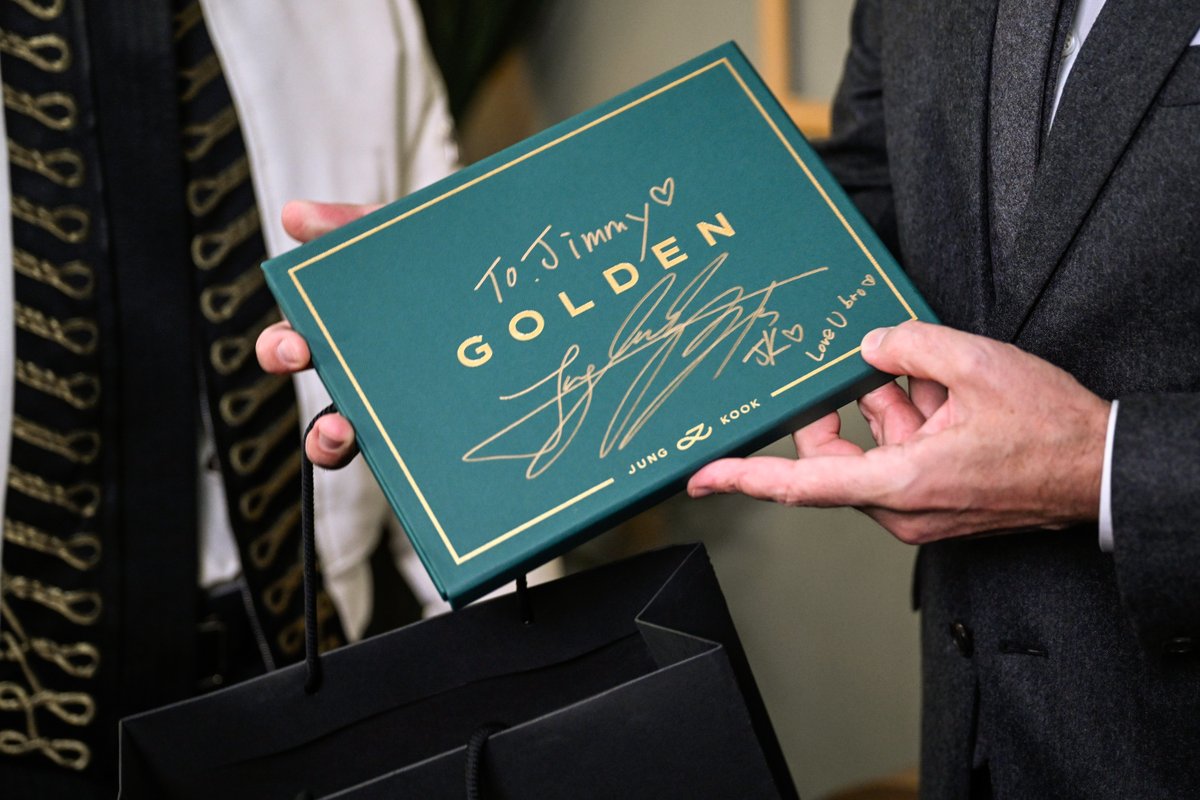 toddowyoung's tweet photo. Before his @FallonTonight appearance, Jungkook gave Jimmy a surprise gift: A signed copy of his new album, “Golden.” So sweet. 💜 https://t.co/dhbicVfXK5
