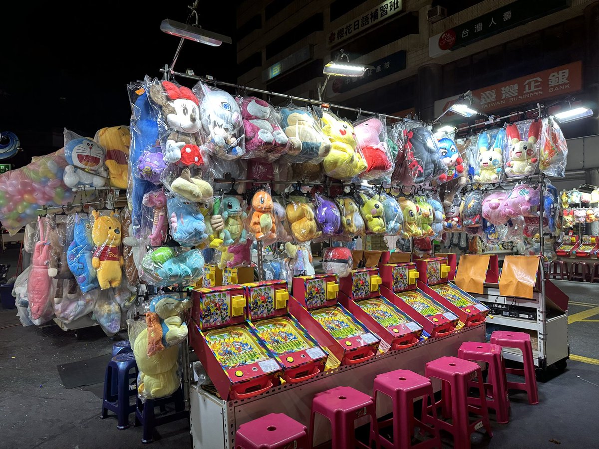 六合夜市。ホテルから近い場所だったので30分ほど歩きました。値段も50〜100元（日本円で250〜500円）で串焼きのようなものを食べれたり、80元（ 日本円で400円）くらいでフレッシュジュースや台湾フルーツのスムージーが飲めます。最近台湾の若者たちの間で流行っているの ...