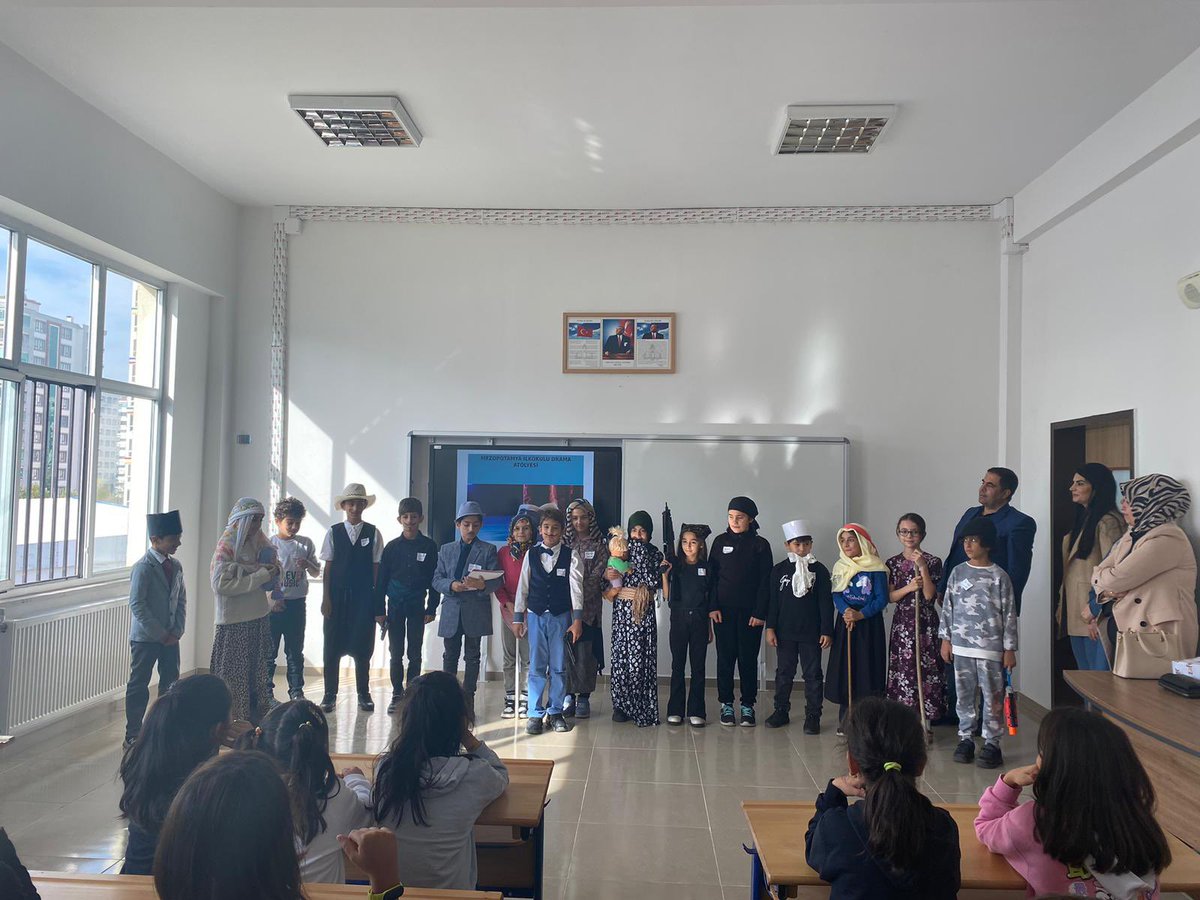 kayapinarmem's tweet photo. Kayapınar Öğretmen Akademileri bünyesinde📍Mezopotamya ilkokulunda“Çocukların iletişim becerisini ve gelişimini destekleyen ve yeni fikirleri değerlendirmeye açan”Drama Atölyesini ziyaret ettik.Emek sunan  yönetici, öğretmen ve öğrencilerimize teşekkür ederiz. 
@Murat4Kucukali https://t.co/Vw8MqGXtYl