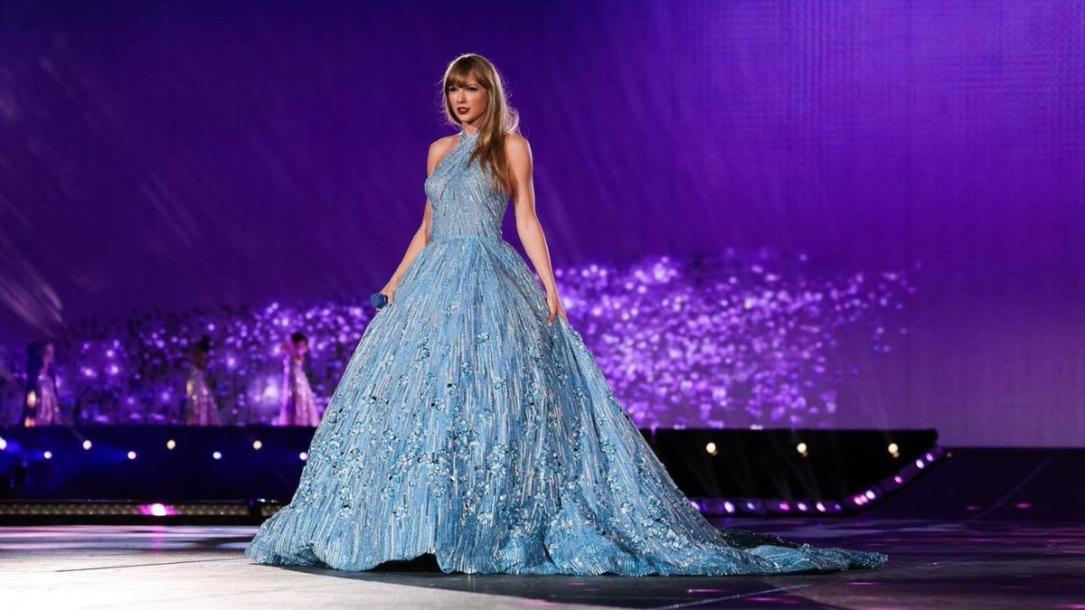 i hope the blue enchanted dress makes an appearance at the argentina shows  this weekend!! literally obsessed with her