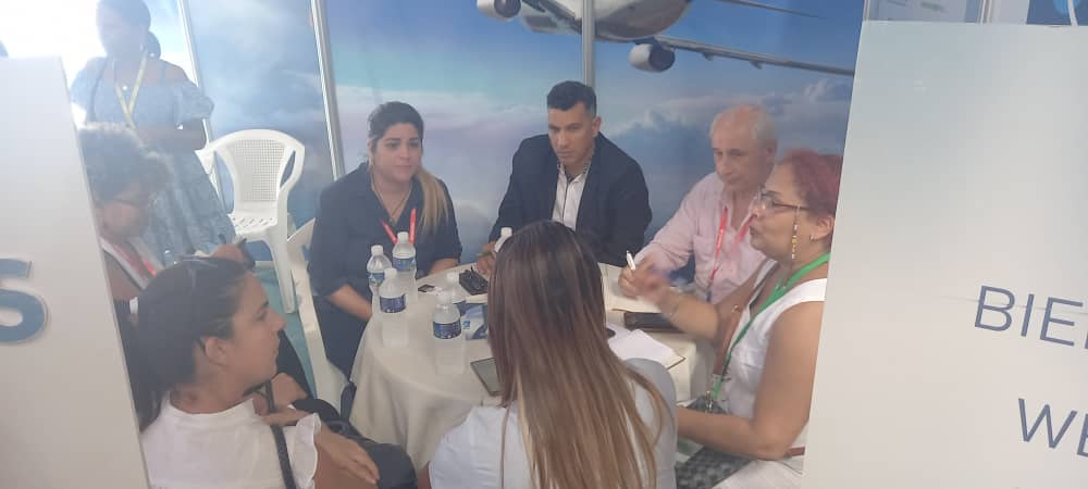 @CACSAaviacion en el marco de #FIHAV2023 se reúne con directivos de Grupo Excelencias para fortalecer vínculos de trabajo.#AviaciónCubana ✈️🇨🇺