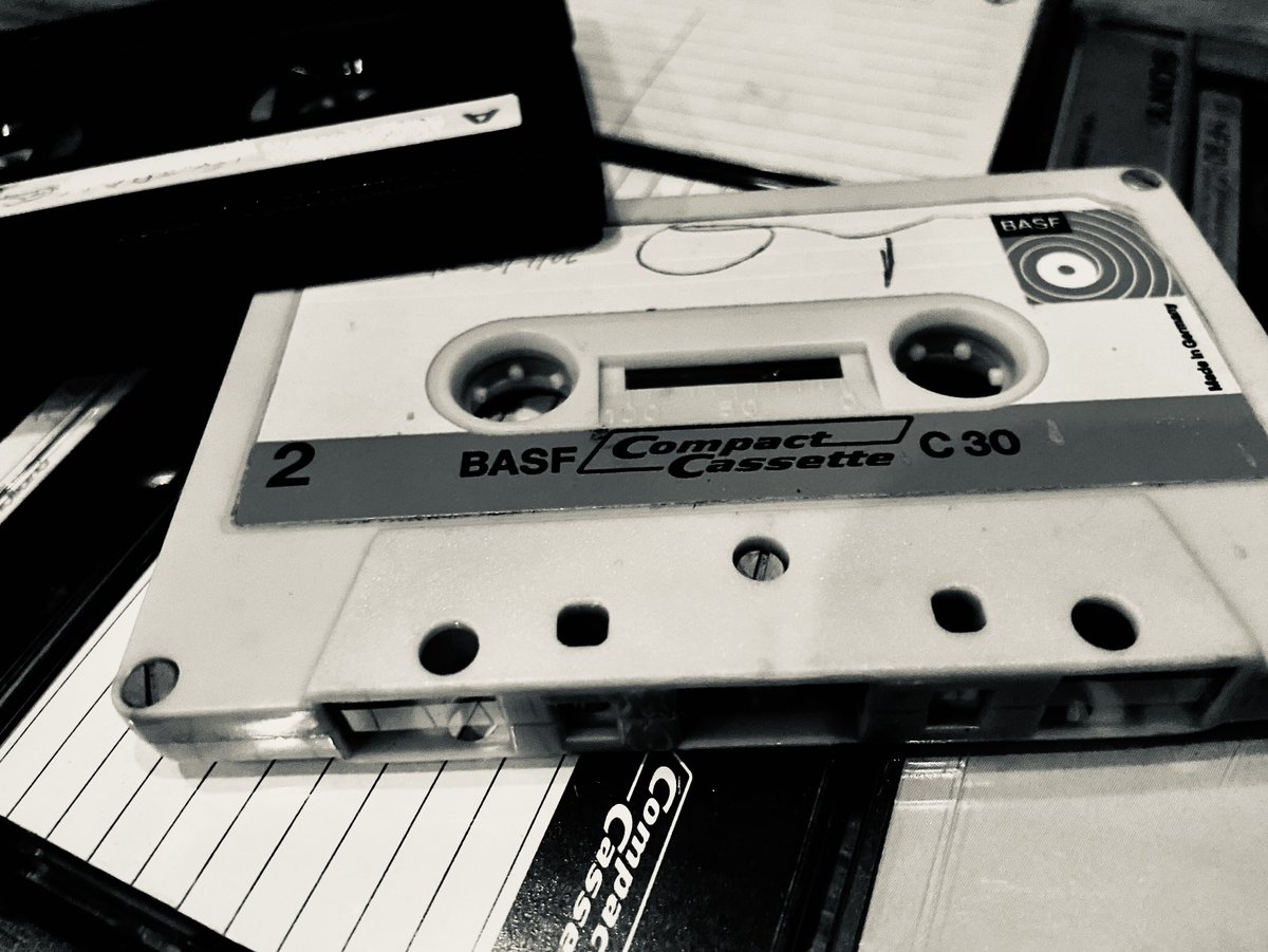 Are you a vinyl aficionado? Have memories of tapes being chewed up by your Walkman? Hate the sound of CD? We discuss formats this week, and would love your views! Friday 8pm mixcloud.com/live/spectrumo…
#vinyl #music #IndependentArtist