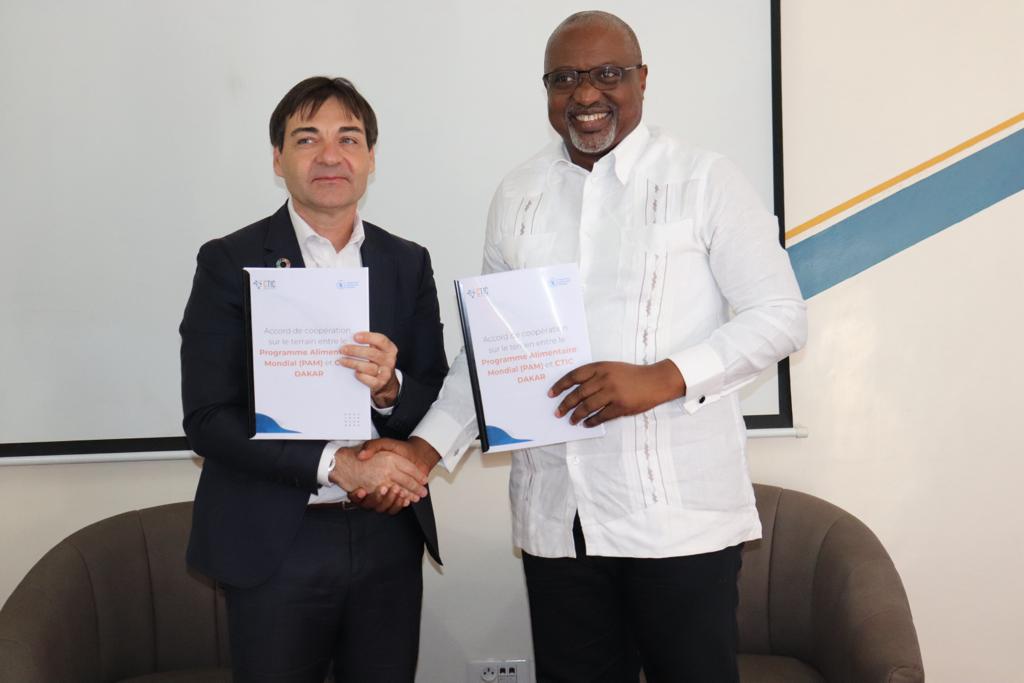 cticdakar's tweet photo. Le Directeur Général de @cticdakar et le Directeur Pays du @wfp ont procédé, ce matin, à la signature de l’accord de coopération sur le terrain du Programme d'Appui aux Jeunes Entrepreneurs Ruraux au Sénégal #pajer_digital.
+info sur le programme #pajer_digital sur notre facebook https://t.co/BZGmffGjTC