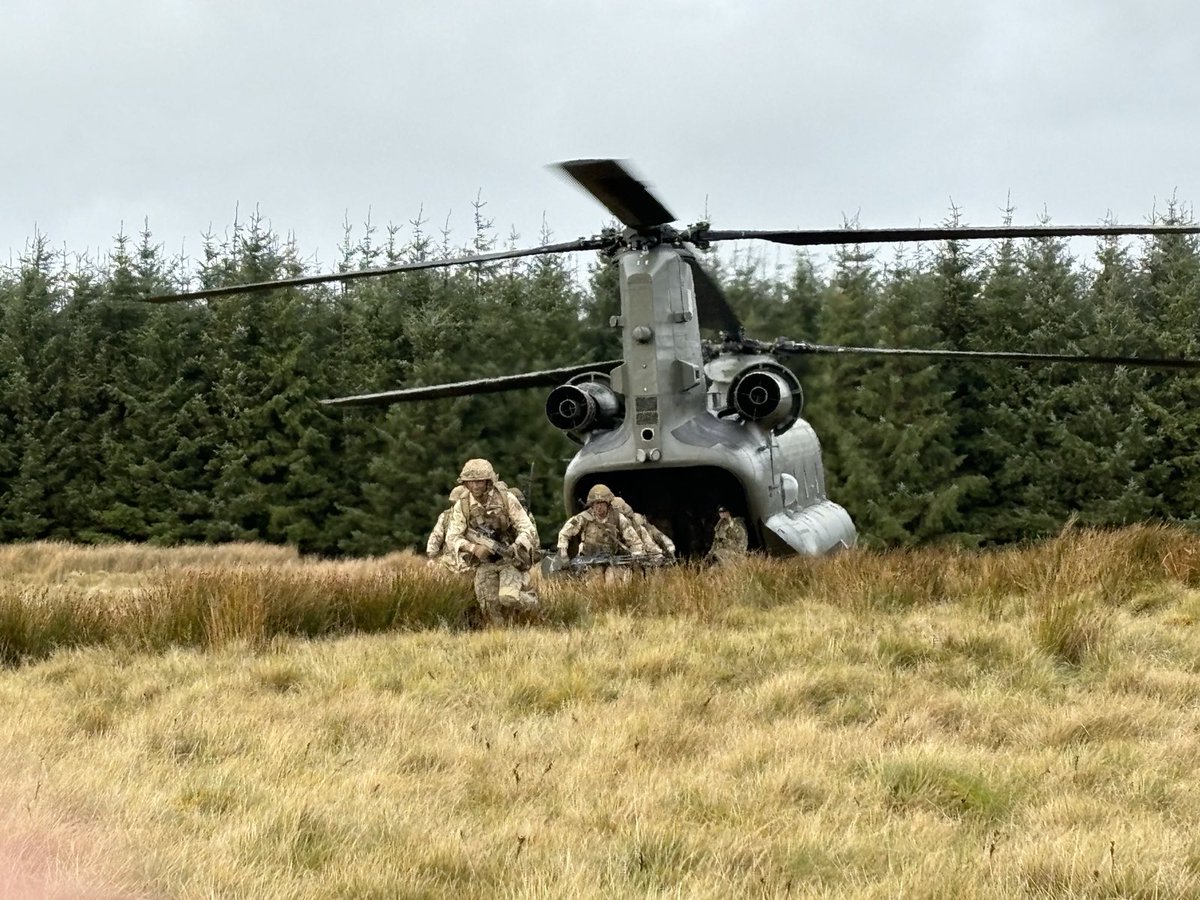 TheParachuteReg's tweet photo. #3PARA Machine Gun Platoon have been working alongside #22Squadron @RoyalAirForce whilst on exercise in Sennybridge, Wales. The CH47 Chinook has served the Regiment well over the years! 

#readyforanything

@Joint_Heli 
@16AirAssltBCT 
@BritishArmy 
@ForcesNews 
@ArmyInfantryHQ https://t.co/5T3WhixUqP