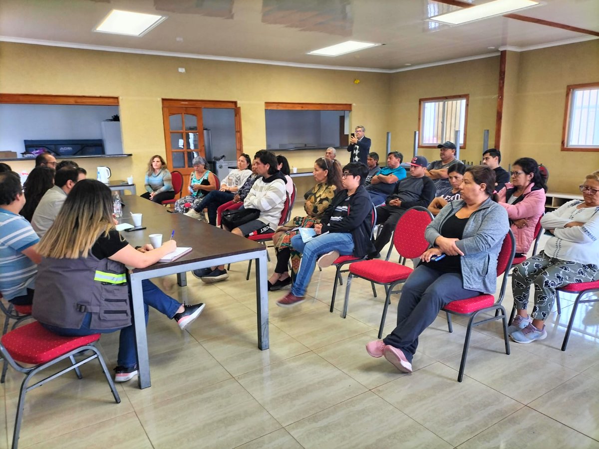 Hoy el seremi <a href="/OsvaldoArdilesA/">Osvaldo Ardiles Álvarez</a> junto a su par de <a href="/EnergiaTarapaca/">Energía Tarapacá</a> y <a href="/minvutarapaca/">Minvu Tarapacá</a> participaron en una reunión con <a href="/CGE_Energia/">CGE</a> y los vecinos de Caleta Caramucho para dotar de este asentamiento de energía eléctrica #Iquique #Tarapacá