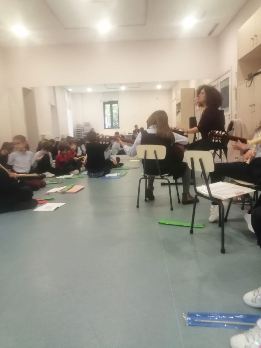 Hoy hemos visitado la clase de música. El alumnado ha realizado  en conjunto una composición de una canción.
#MEPRural
#ErasmusPlus 
#ErasmusPlusES
#MiErasmusPlus