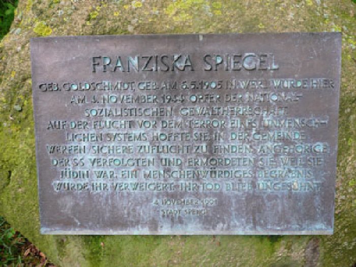 I9NBuende's tweet photo. Heute haben wir erfahren, dass der Gedenkort für Franziska Spiegel in Hücker-Aschen geschändet wurde.
Wir sind wütend!
@Report_Antisem 
#Antisemitismus https://t.co/hMXburTZWv