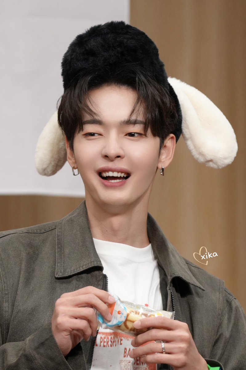 KBteeth's tweet image. Your average KB stan obsessed with his teefies!

Random acc to talk about him, his smile, his teeth ♥️