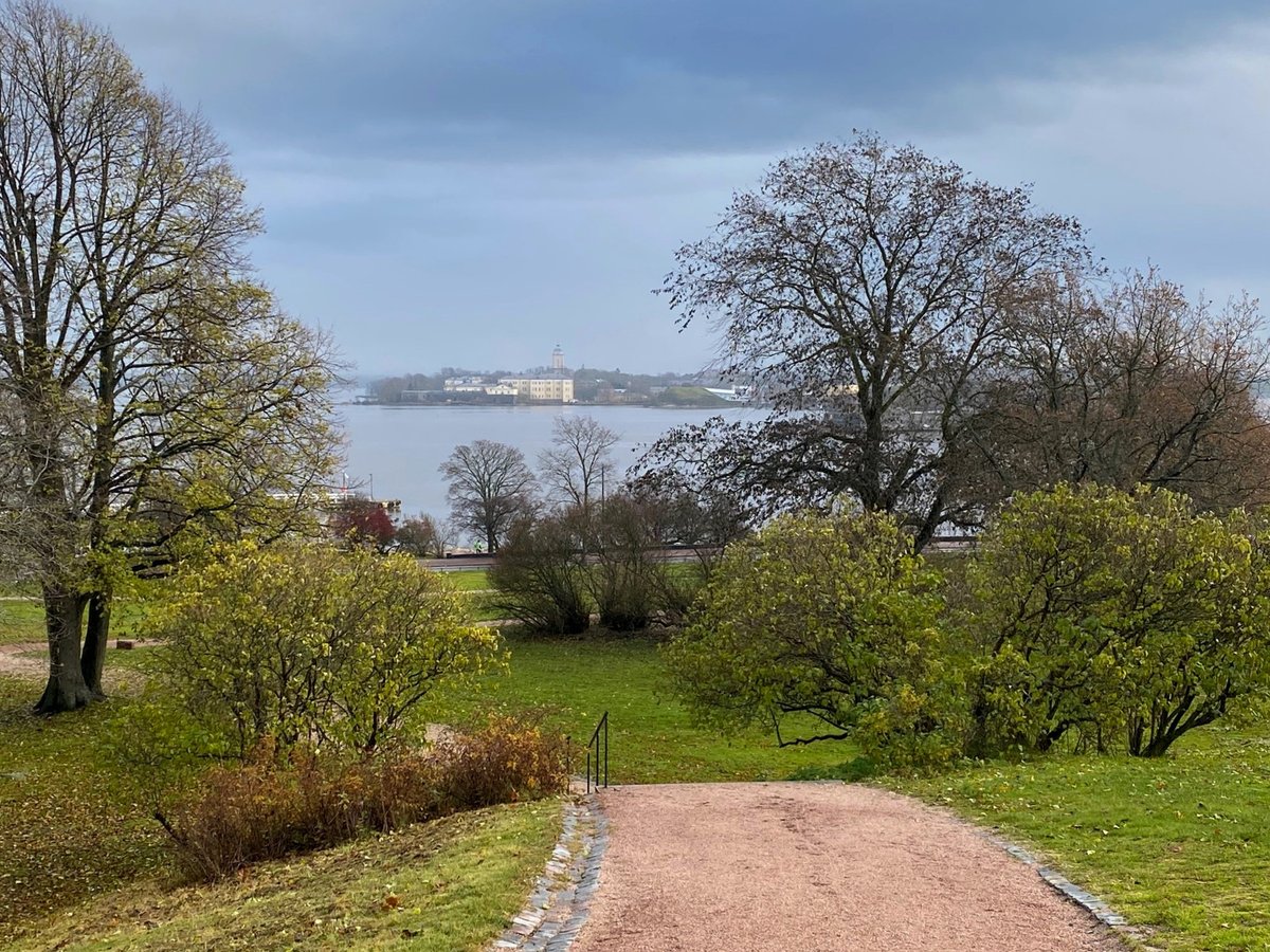 Tässä mennään Kaivopuistossa. Viimepäivät ovat olleet kerrassaan upeita meille rantaihmisille. Suomenlinna näkyy hiukan utuisena horisontissa. #Helsinki #Kaivopuisto #Suomenlinna #Sveaborg #reipasta #menoa