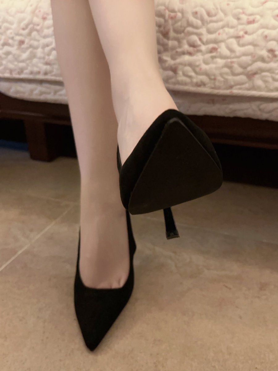 misec1's tweet photo. 新鞋👠#人妻反差 #骚qi #反差 #高跟鞋 #踩踏 #足 https://t.co/JzDJXzyxoD