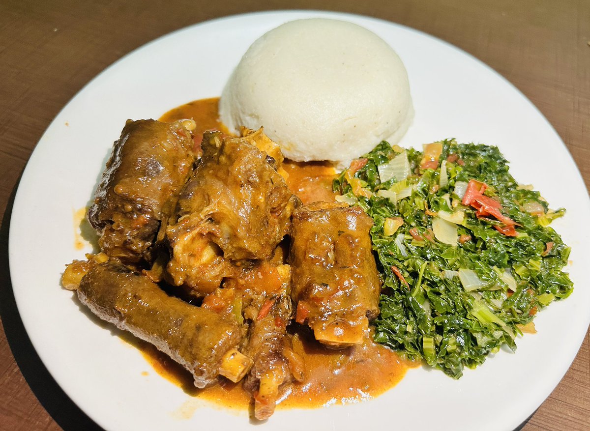 antomukuwa's tweet photo. Let’s settle this once and for all what would you choose between the two,sadza and Oxtail or homemade burger and nhasi inini you know my position ndiri kuvarungu 🙈🙈 https://t.co/aDZrqudl33