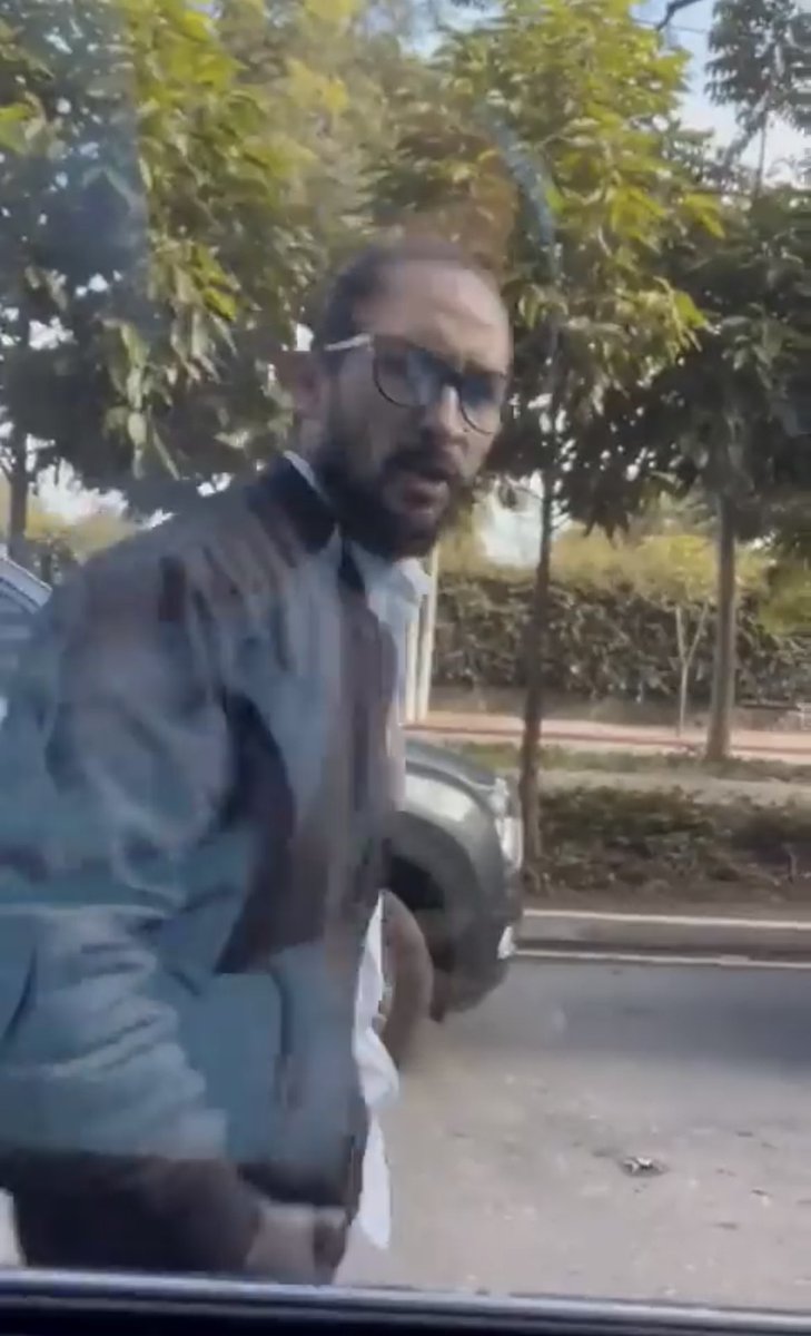 vozdeltuit's tweet photo. Por favor identifiquen a este sujeto . Amenazó con matar a una mujer en el tráfico. Dijo que le metería un plomazo. https://t.co/g2oBVQkWOR