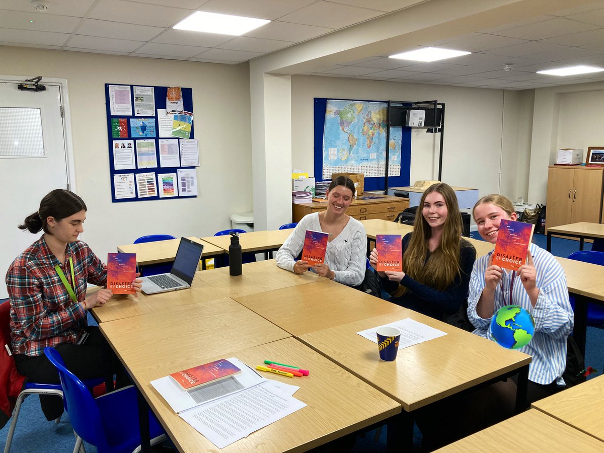 PipersHums's tweet image. Some of our Sixth Form geographers joined our inaugural GeogSoc Book Club and pizza event this evening, to discuss the hugely relevant ‘Disaster By Choice’ by @IlanKelman @PipersSenior #PipersSixthForm #supercurricular #disasterbychoice