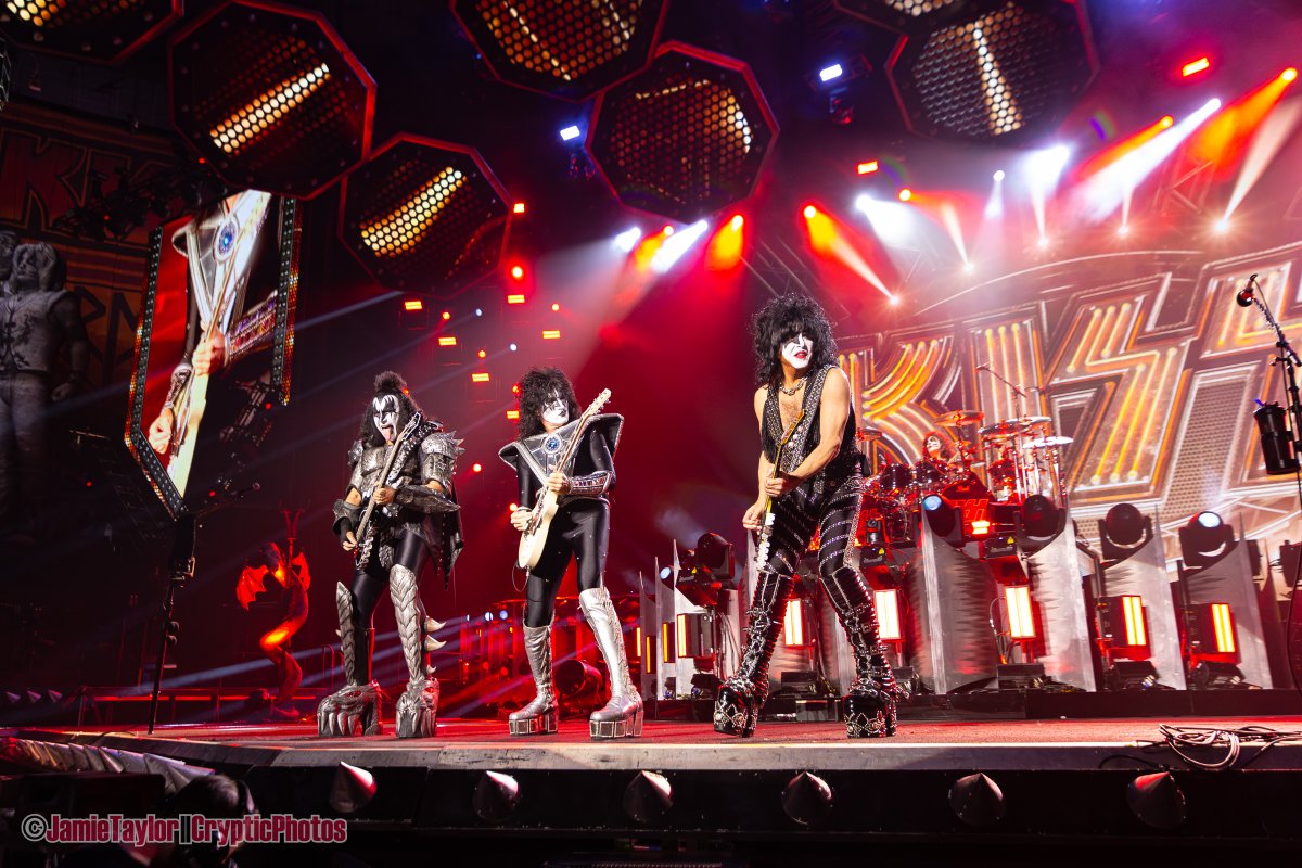 concertaddicts's tweet photo. Recap + photos of @kiss + @CrownLandsMusic performing at @RogersArena in #Vancouver by @cryptic_photos https://t.co/O4eTnt10my https://t.co/rUUVH8w5LM