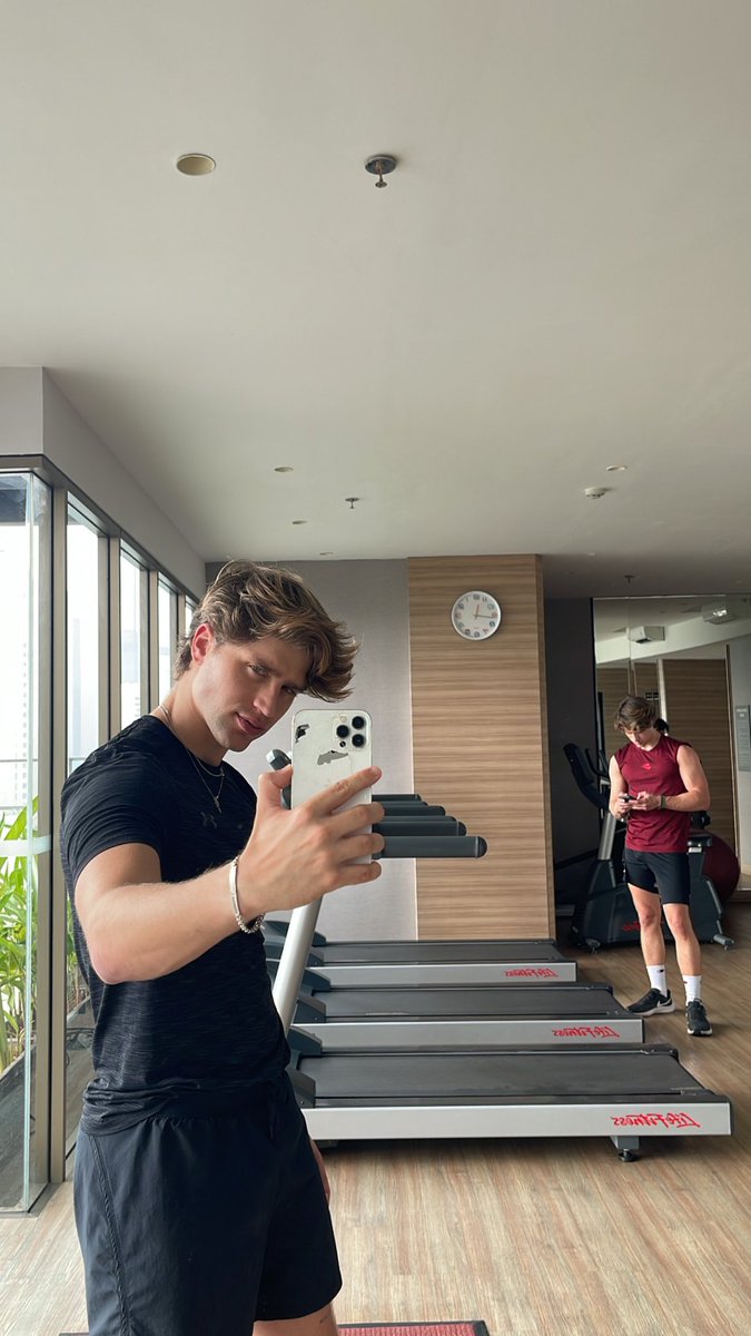 emartineeez's tweet photo. Un rt y Ivan me compra otro móvil https://t.co/aY8QalfEjm