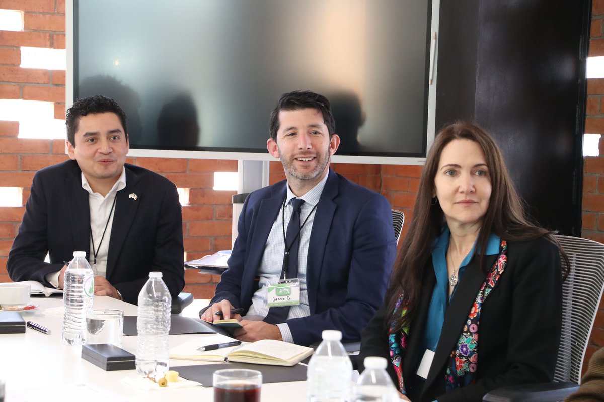 Milo_barrera's tweet photo. Nos reunimos con autoridades de la @USEmbassyMEX y con Laurie Fitzmaurice de @awscloud 

Abordamos temas de cooperación, sustentabilidad y desarrollo tecnológico.

¡Gracias por visitarnos! https://t.co/OdJ8YQENwx