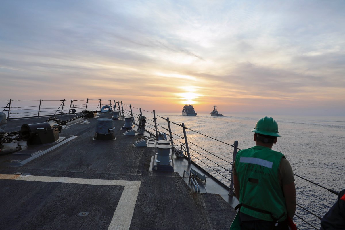 Replenish at sunset 🌅⛽️🚢

USNS Medgar Evers #T-AKE-13 sails into the sunrise as it prepares to conduct a replenishment-at-sea with USS Ramage #DDG61 and USS Paul Ignatius #DDG117.

📸: MC1 Zac Shea