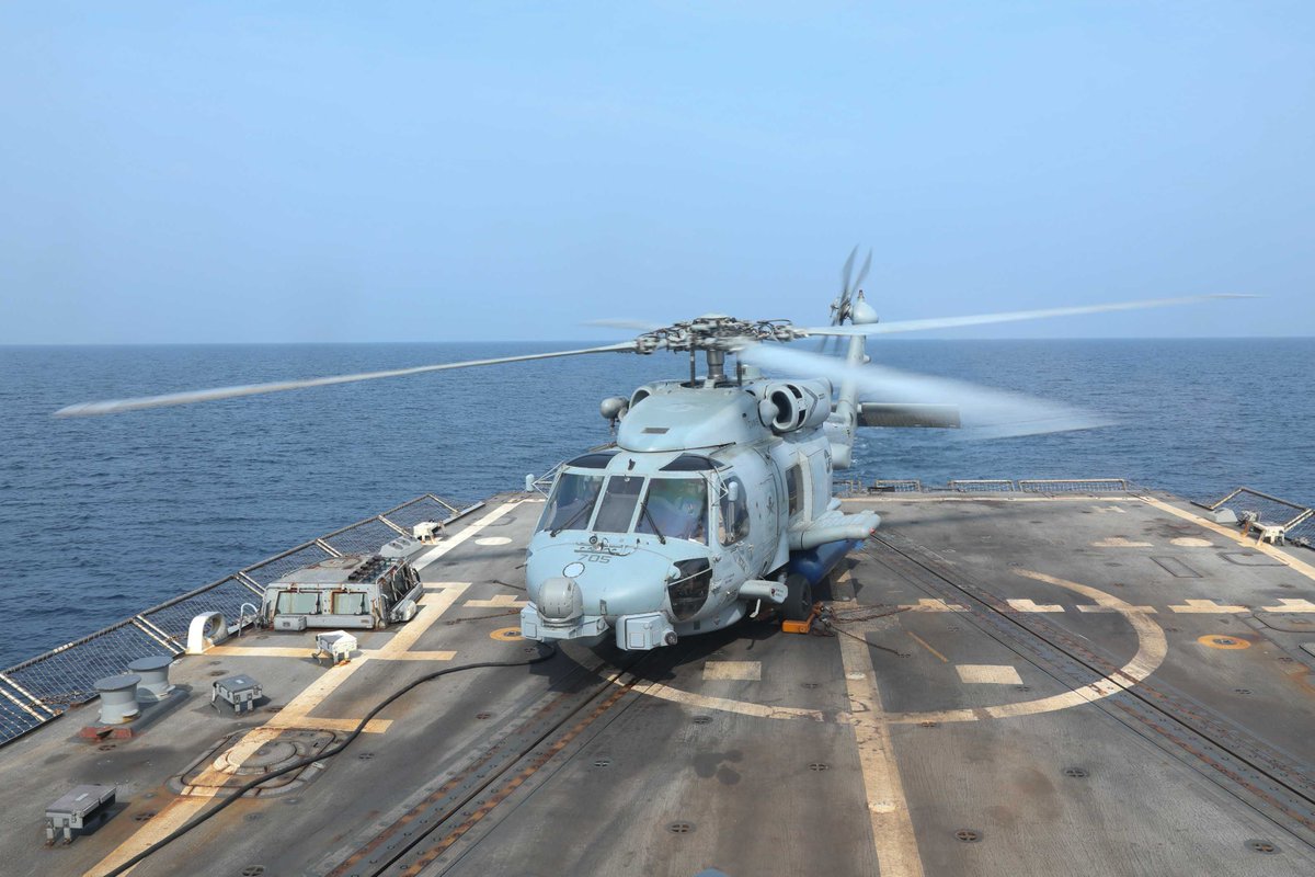 Right on time. 🚁⚓️⛽️💪

Sailors assigned to USS Thomas Hudner #DDG116 signal to an MH-60R Sea Hawk helicopter during flight operations.

📸: MC2 Jordan Klineizquierdo