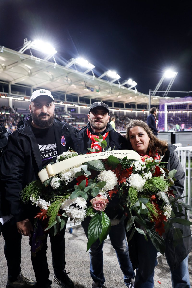 ActuL1_'s tweet photo. Superbe geste de Liverpool qui dépose des fleurs au pied du Virage Brice 🫶❤️

📸 @ToulouseFC https://t.co/SLQnJ2ywO6
