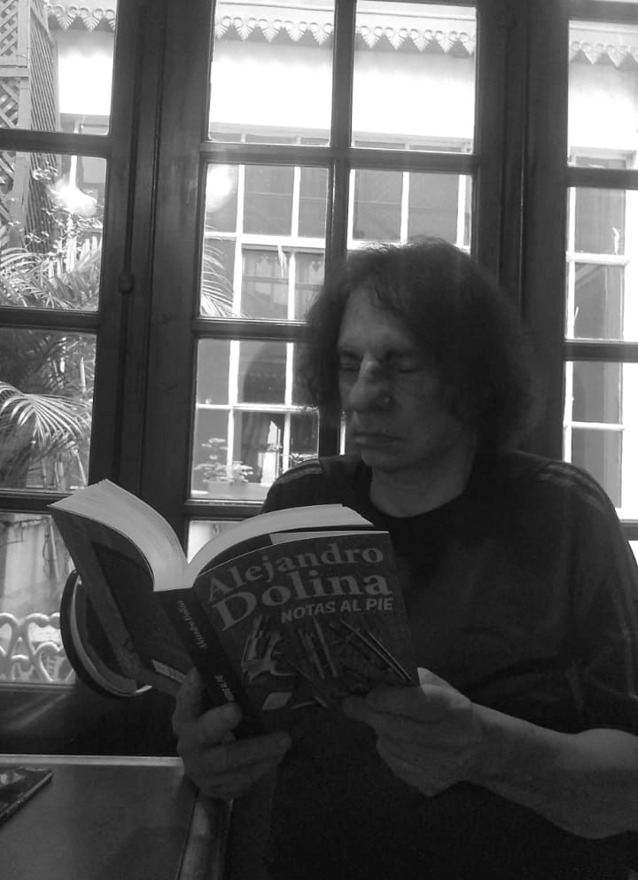 «La persona que lee, la mujer que lee, el hombre que lee… se convierte en un mejor enamorado». 😍 <a href="/negrodolina/">Alejandro Dolina</a>