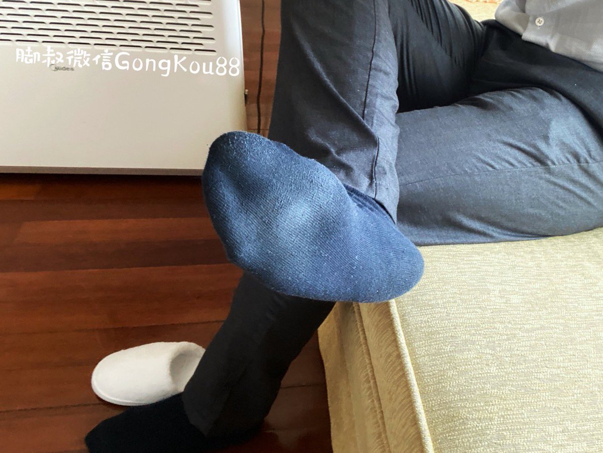 cappncom's tweet photo. 深蓝色的袜子，踩你脸上感受下，你爹的大脚 https://t.co/TuYDobxX6y