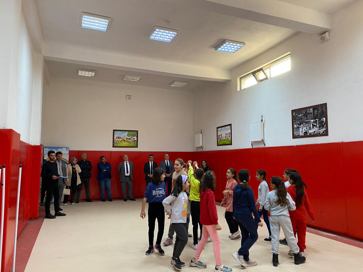 kayapinarmem's tweet photo. Kayapınar Öğretmen Akademileri bünyesinde📍Mezopotamya ilkokulunda açılan“Çocuk Oyunları Atölyesinde”Çocuklarımız ve değerli öğretmenlerimizle bir araya geldik.Geleneksel oyunlar eşliğinde eğlenerek kültürel mirasımızı gelecek nesillere aktarıyoruz
@Yusuf__Tekin 
@Murat4Kucukali https://t.co/Nl4NSrTD2h