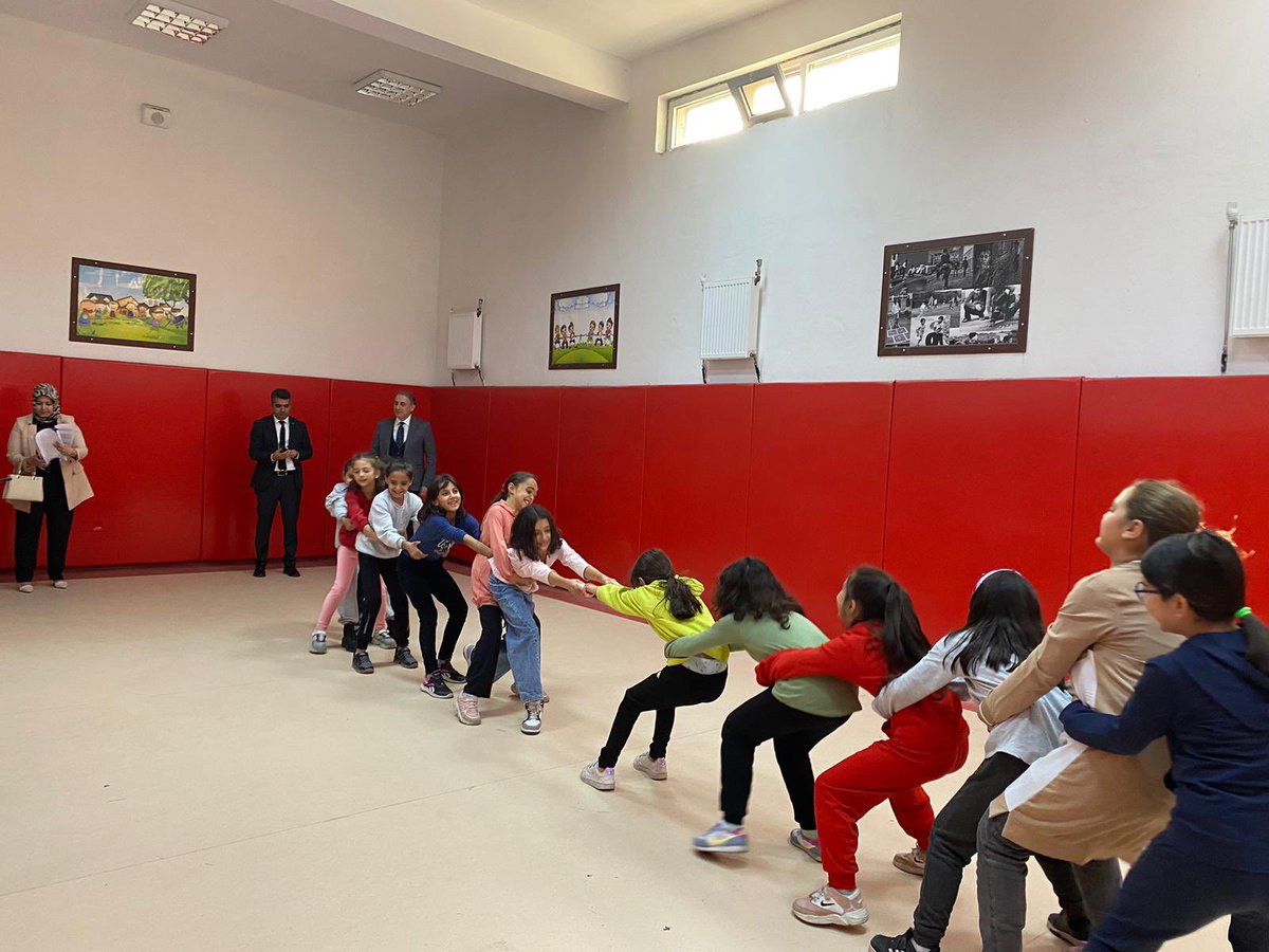 kayapinarmem's tweet photo. Kayapınar Öğretmen Akademileri bünyesinde📍Mezopotamya ilkokulunda açılan“Çocuk Oyunları Atölyesinde”Çocuklarımız ve değerli öğretmenlerimizle bir araya geldik.Geleneksel oyunlar eşliğinde eğlenerek kültürel mirasımızı gelecek nesillere aktarıyoruz
@Yusuf__Tekin 
@Murat4Kucukali https://t.co/Nl4NSrTD2h