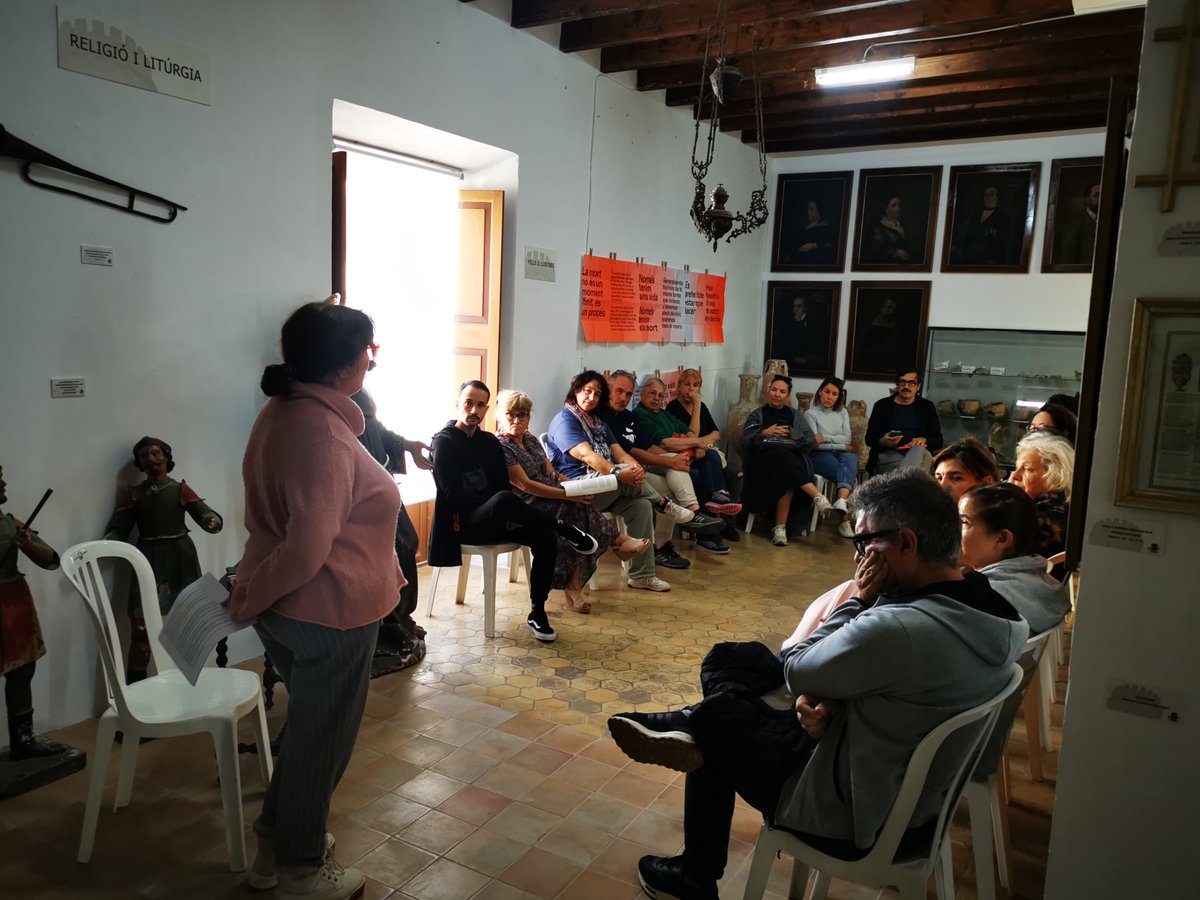 FundCosmeBauca's tweet photo. Na Magdalena Bennàssar explicà quines eren les premisses que havien de seguir tots els participants, així com, quin fou l’origen de tot plegat, ja que la idea de fer un cafè amb pastes i parlar sobre la mort sorgí a Anglaterra amb els “Death Cafè” en el 2011 https://t.co/5SVQKWaQwe