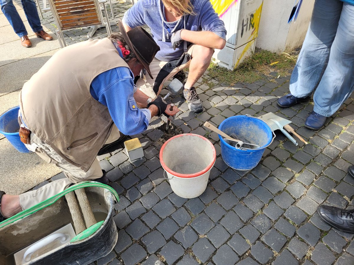 Neun neue #Stolpersteine konnten wir dieses Jahr in #Cottbus verlegen, 99 sind es nun. Orte des Gedenkens - 24 Stunden, 7 Tage die Woche, 365 Tage im Jahr.  Doch viele weitere Schicksale liegen im Verborgenen, wollen ans Tageslicht gebracht werden.
stolpersteine-cottbus.de/de/stolperstei…