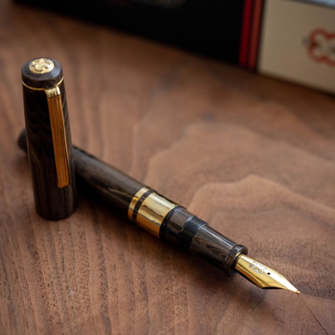 PensStudio's tweet photo. The Esterbrook Model J is a timeless masterpiece that gracefully blends vintage charm with modern ingenuity. Crafted with ebonite from Germany, this pen showcases a seamless fusion of tradition and innovation. Its iconic design, inspired by the beloved 1950's vintage model, pays https://t.co/TilBL3DmYf